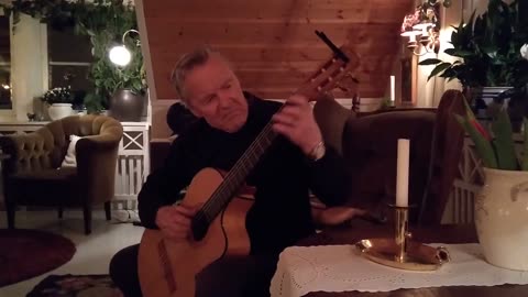 Arne spelar gitarr. 3 Jan. 2019