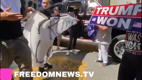 SCUFFLES BREAK OUT IN MANHATTAN NYC AS MAGA CARAVAN DRIVES PAST TRUMP TOWERS