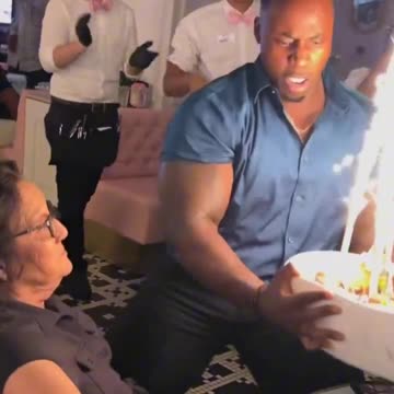 Happy Birthday！誕生日。男の踊りがすごい！