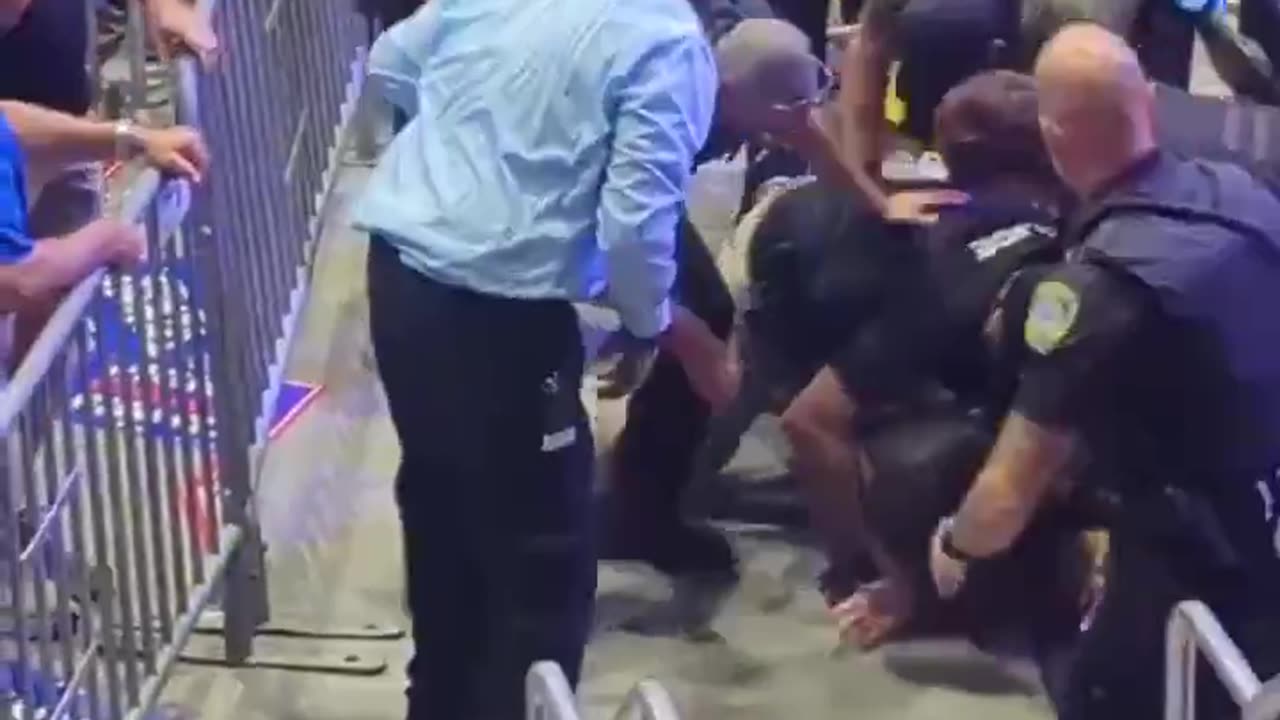 Video of violent leftard trying to bypass Trumps Security