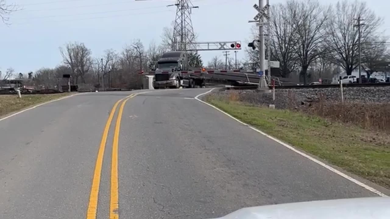 Train vs truck #Truckers