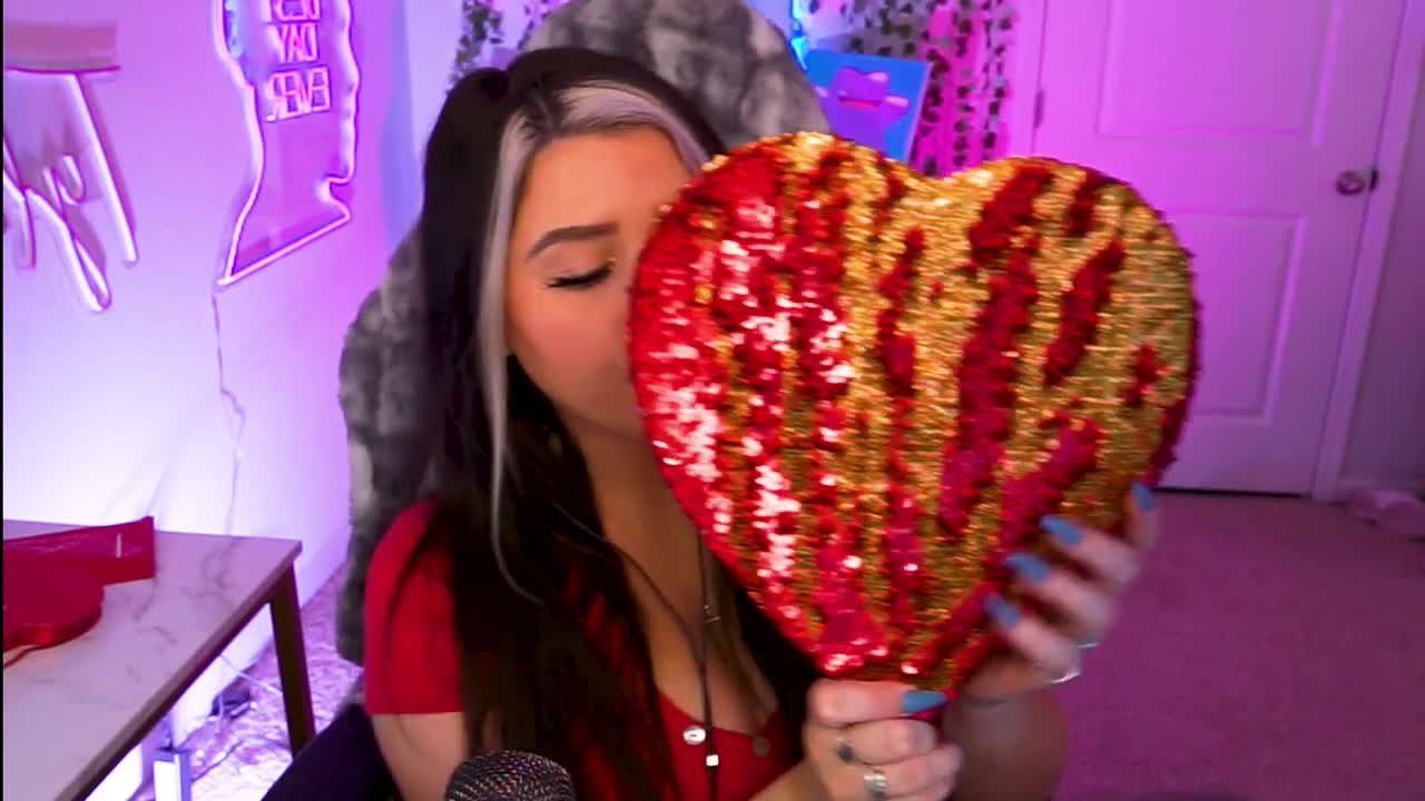 ASMR| Valentines Day! ❤️ (Scratching, tapping, crinkles...)