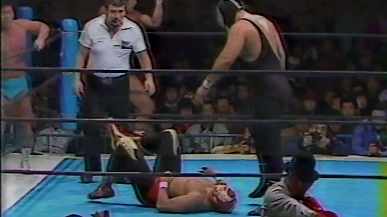 (1985.01.11) Tatsumi Fujinami, The Cobra & Kantaro Hoshino vs Strong Machine #1, #2 & #3 - NJPW