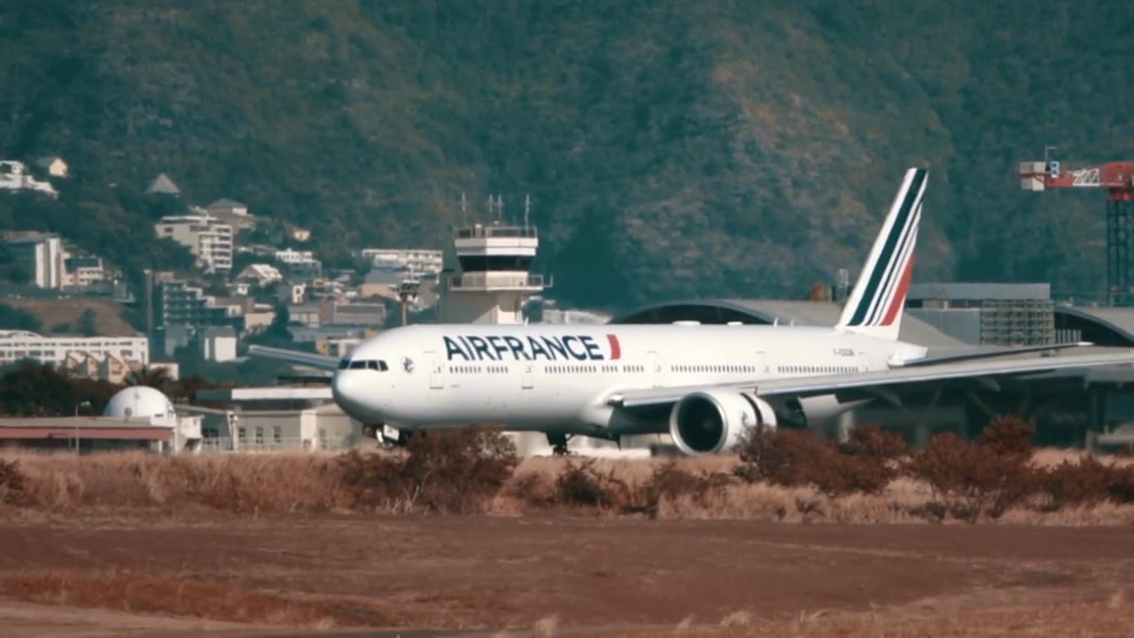 (BEAUTIFUL BIG AEROPLANES TAKE OFF AND LANDINGS ) VIDEO FULL HD 1080p