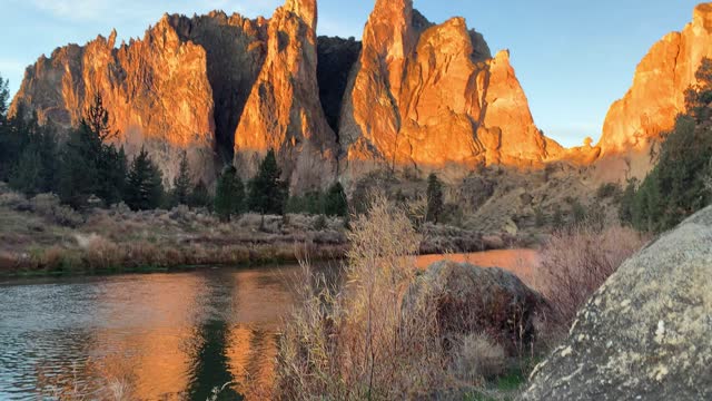 Central Oregon – Smith Rock State Park – Shoreline Exploring in the Morning Glow – 4K