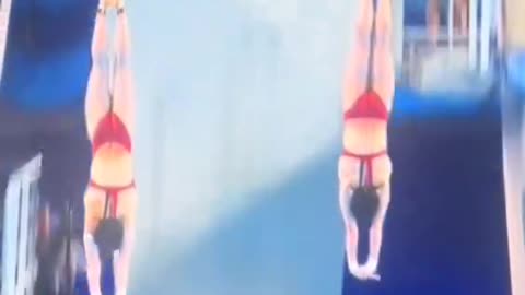 China's Chen Yuxi and Quan Hongchan won gold with a flawlessly synchronized performance.