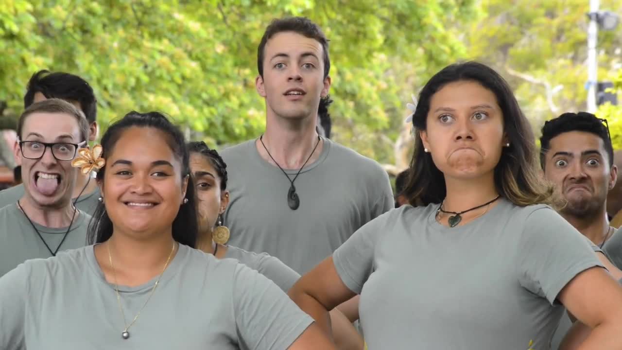 Le New Zealand Youth Choir et le chœur Amadeus unissent leurs voix place des cocotiers