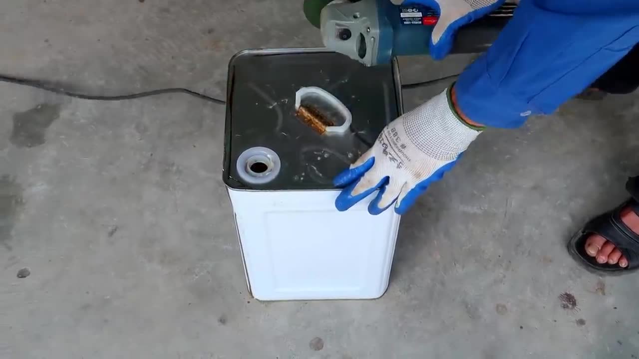 The idea of ​​making a wood stove from an old iron box