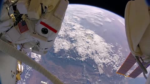 Astronautas pierden un escudo en el espacio por accidente (GoPro 8K)