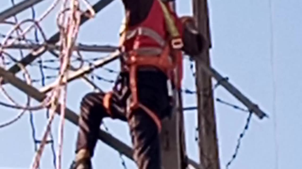 Difficult labour life of electrical workers #viral