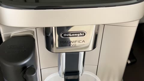 De'Longhi Magnifica Evo - Making some coffee