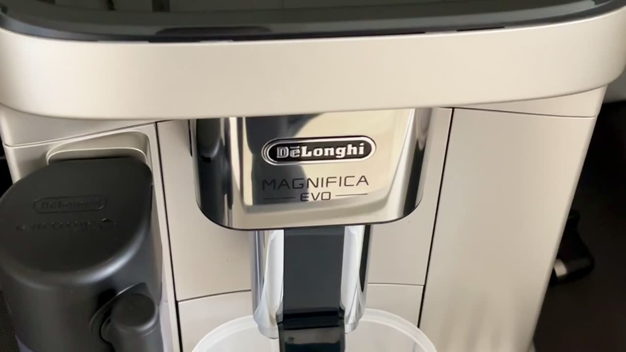 De'Longhi Magnifica Evo - Making some coffee