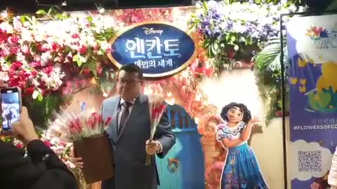 Flores colombianas adornaron el lanzamiento de la película Encanto, en Corea