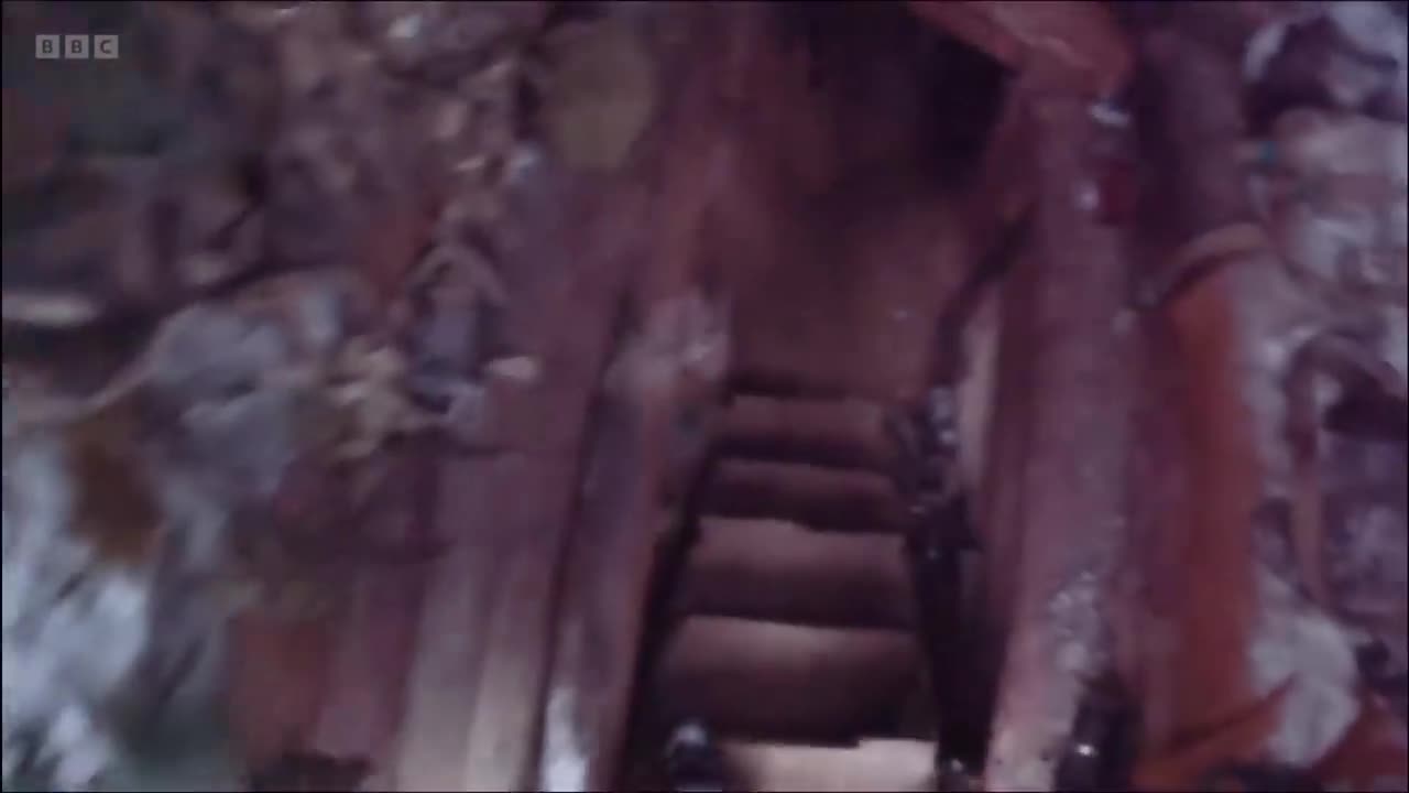 Ukrainian soldiers lose contact with friendly observation post and go to investigate