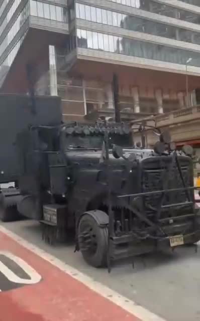 You thought you’ve seen it all ? well look at this Semi in New York City !