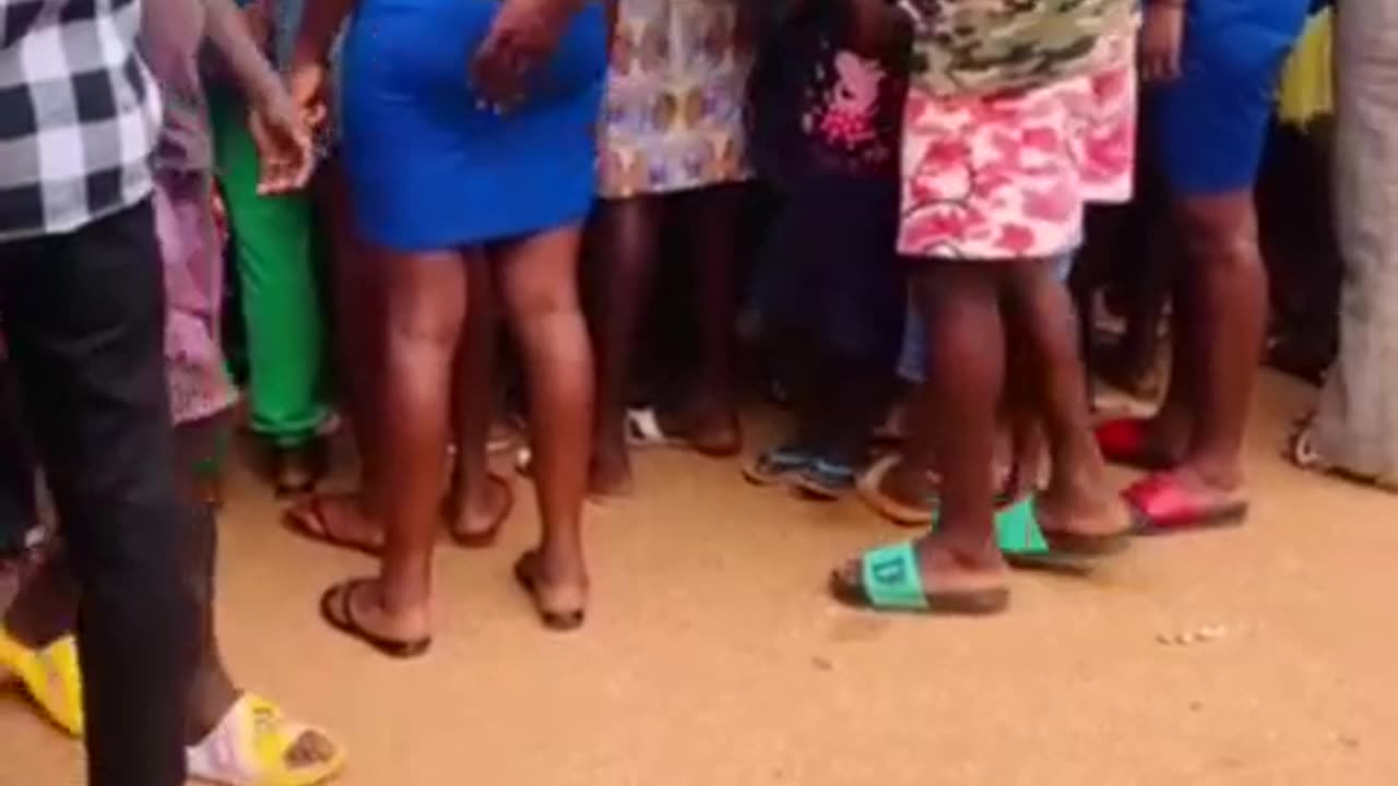 What 😂..? This guy is crazy for touching that Azz..