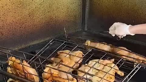 미모의 태국 여사장님!! 파타야에서 가장 인기 많은 치킨집 #shorts The Most Popular Chicken Lady in Pattaya -Thai Food