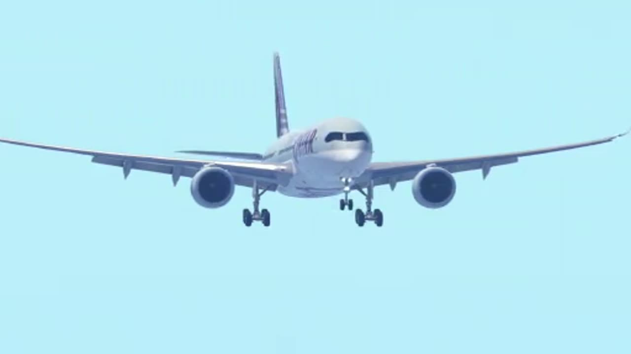 Airbus A350 Qatar Airways landing in Auckland