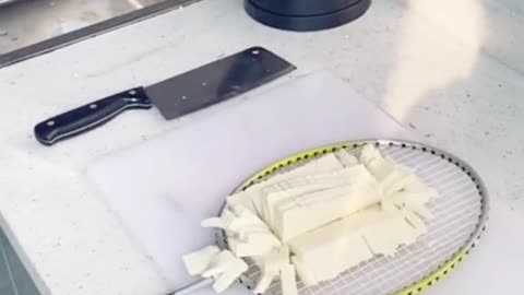 The racket can not only play ball but also cut tofu.