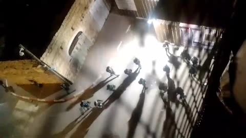 Dozens of soldiers attack a number of villagers in the surroundings of the Ibrahimi Mosque