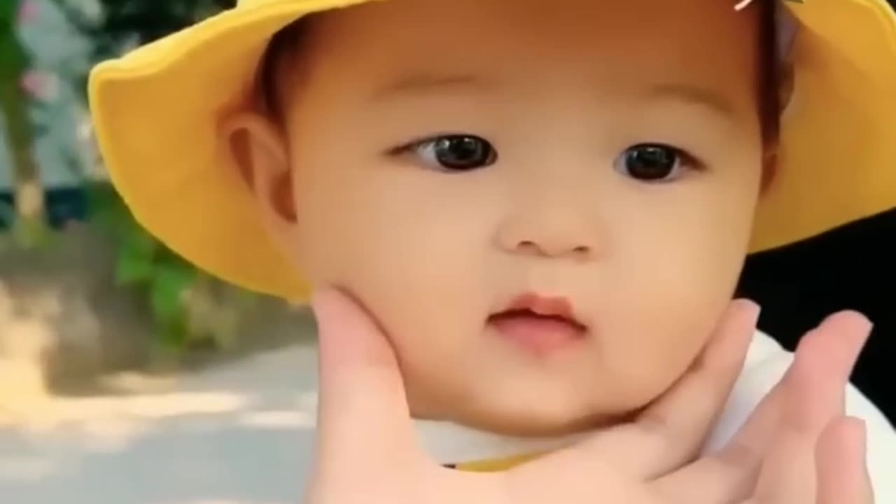 See how smart is the child is beautiful,sweet baby