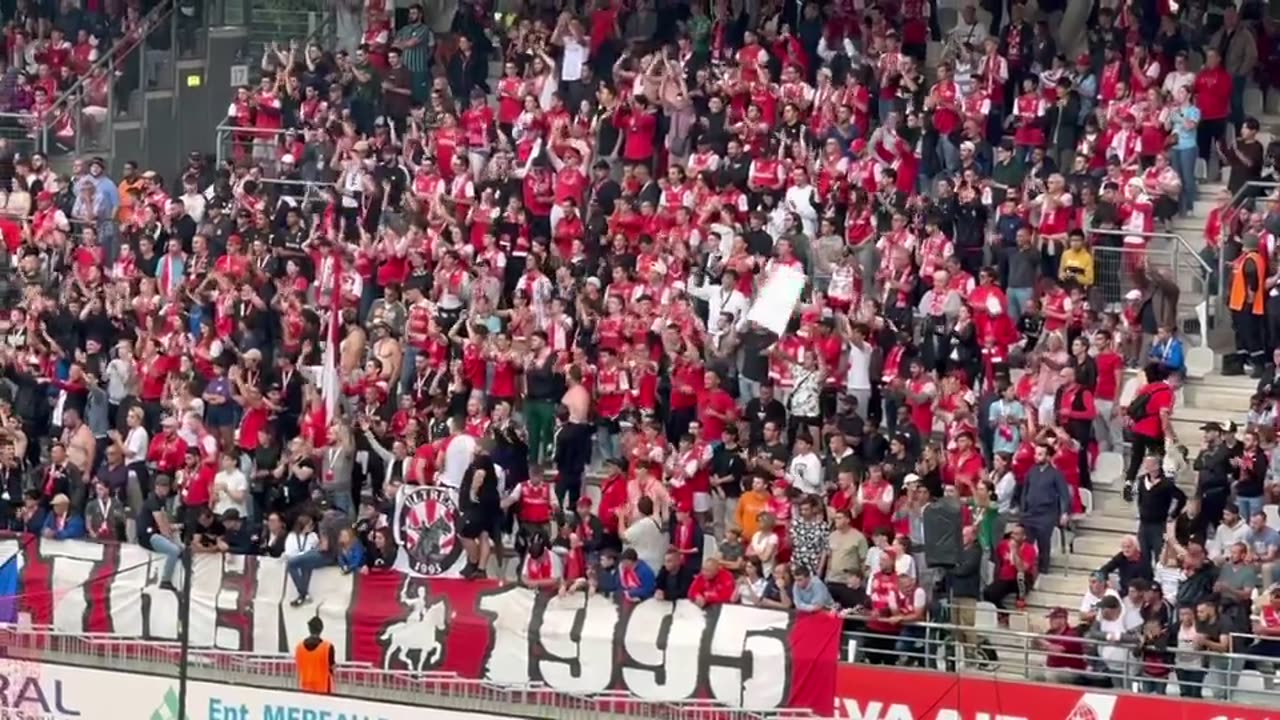 Les supporters rémois qui chante à l’honneur d’Angel Gomes…
