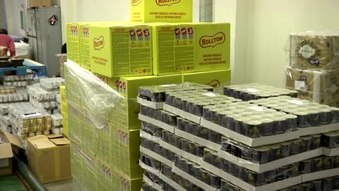 Lithuanians prepare aid packages for migrants