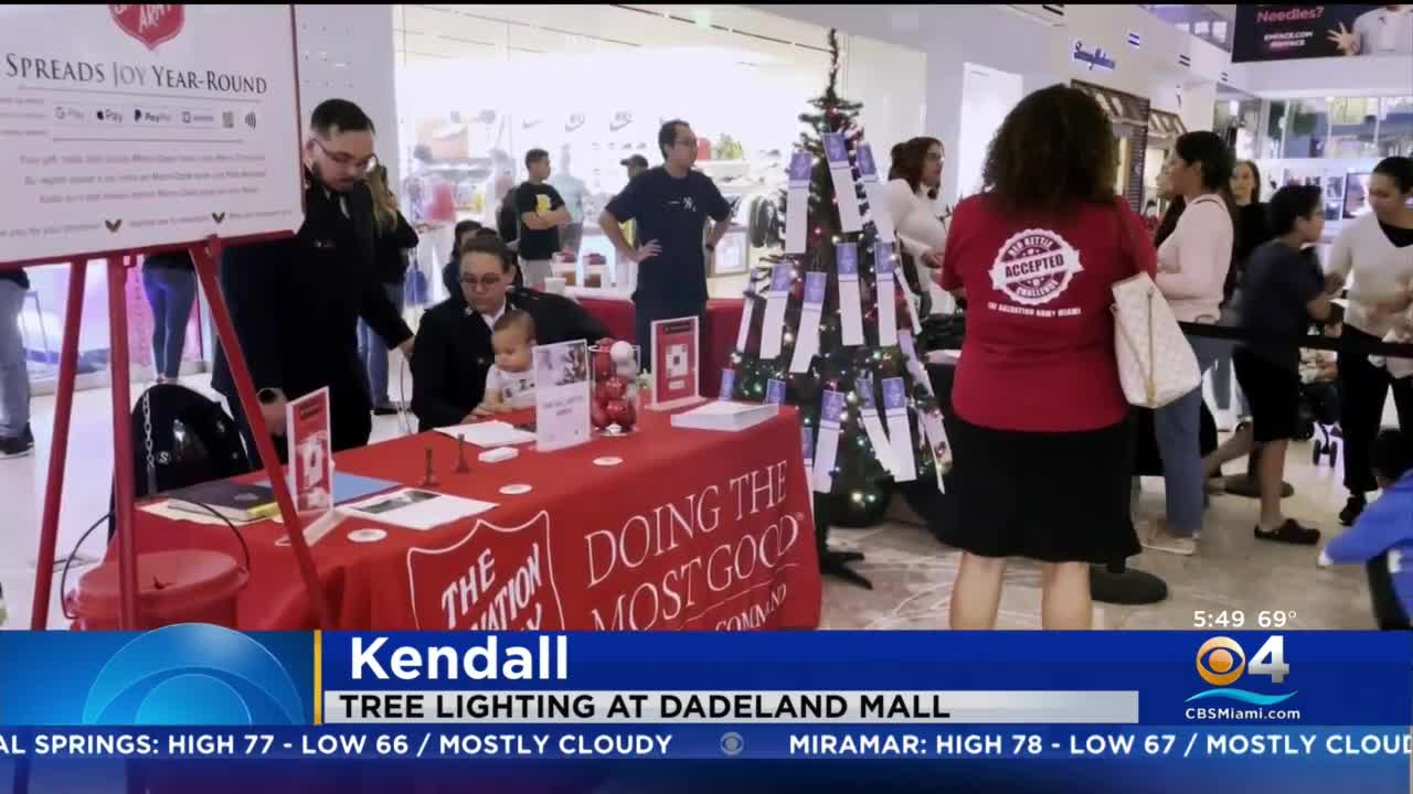 CBS4's Lauren Pastrana rings in holiday season with tree lighting at Dadeland Mall