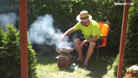 Der Mann grillt - Learn German with short videos - German to go