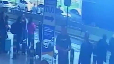 Momenti kur vritet në aeroport biznesmeni i kriptomonedhave
