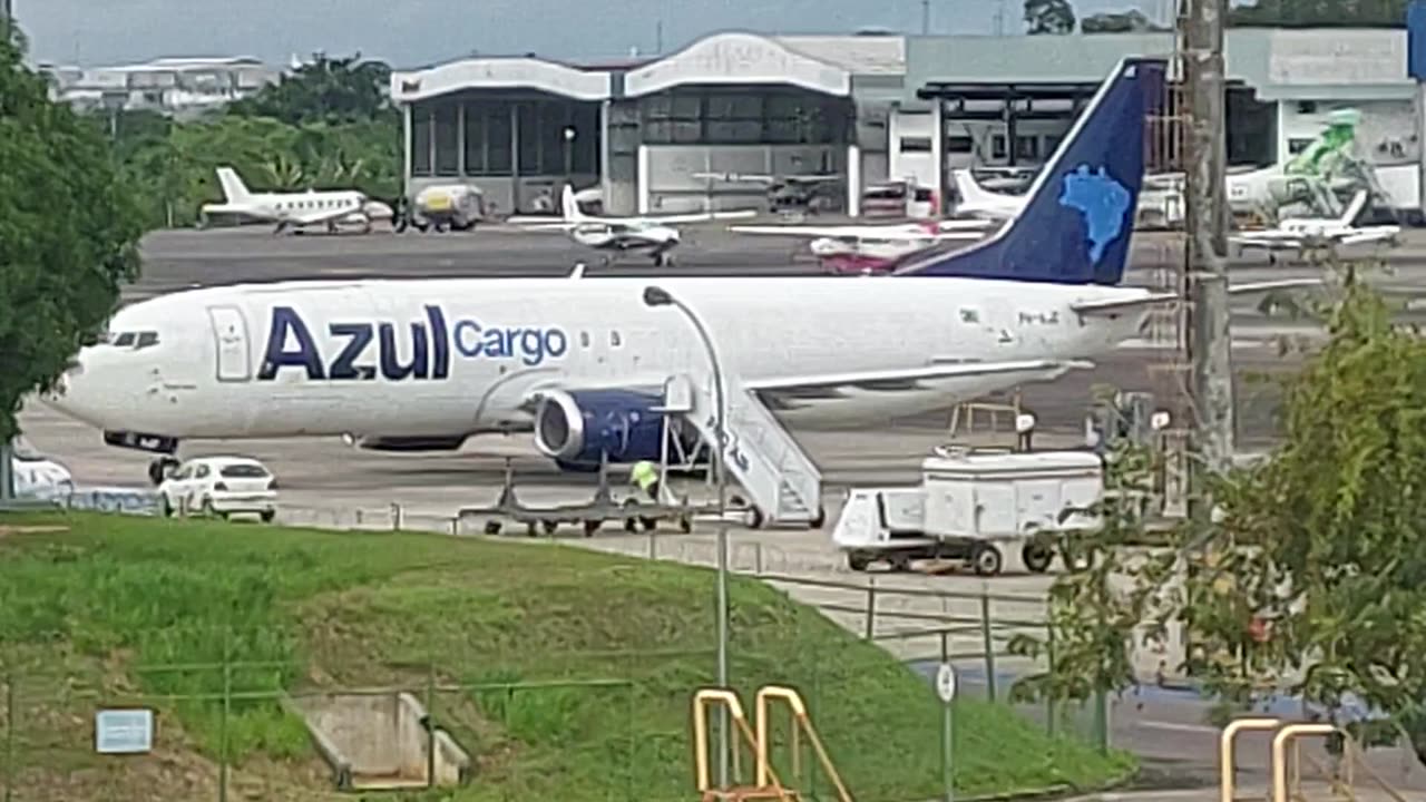 Boeing 737-300F PR-AJZ pousa em Manaus vindo de Campinas