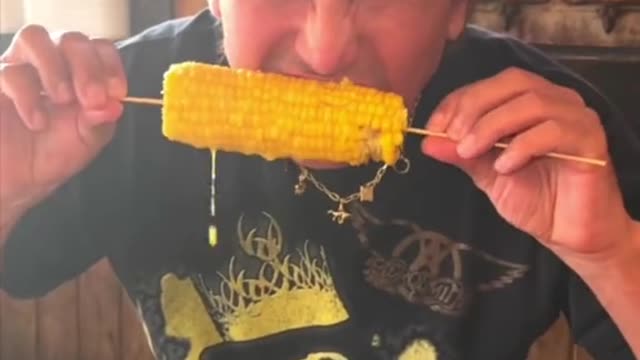 this corn REALLY HAS THE JUICE 🌽