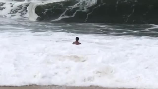 Tem que ter muita coragem, confiança e respeito ao mar. Nosso grande protetor, quando respeitado