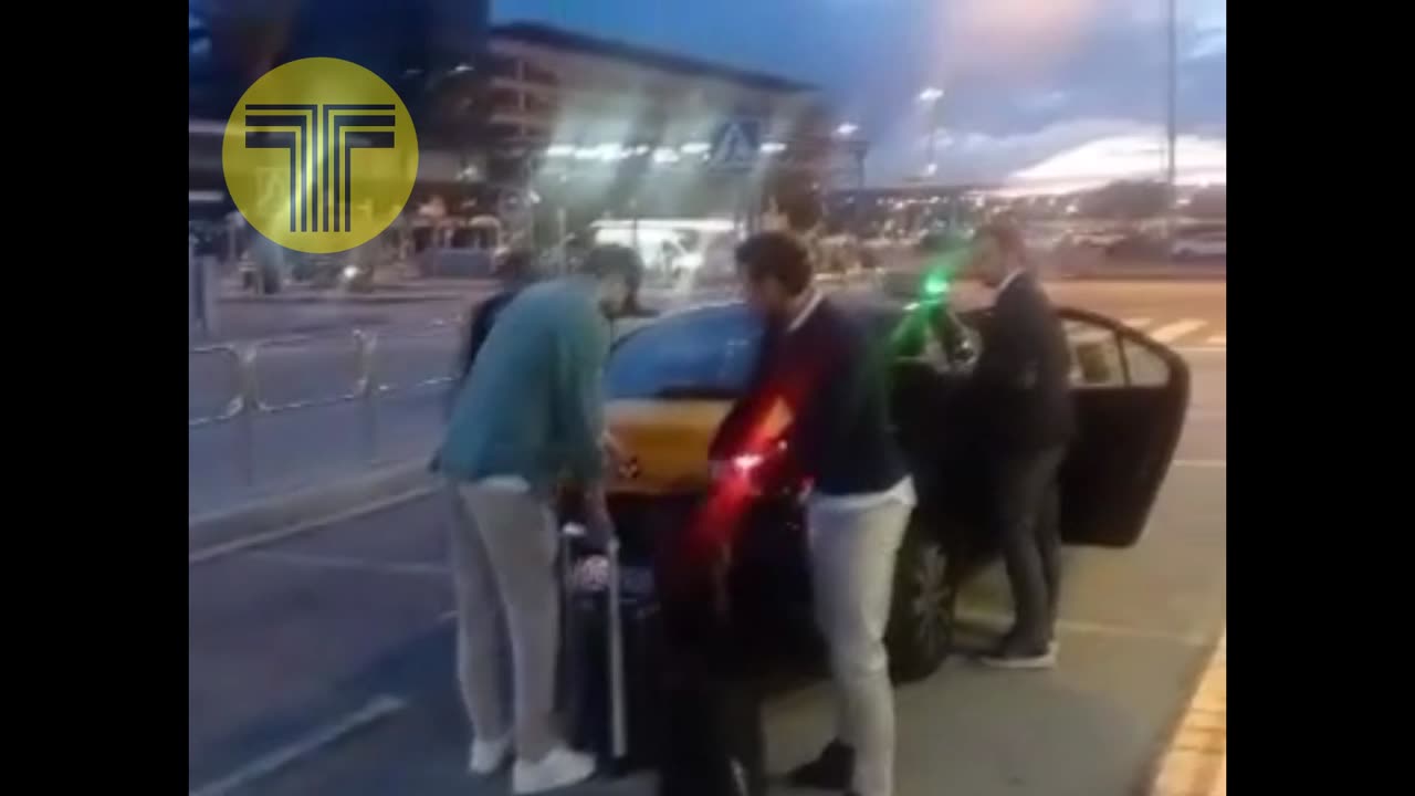 Insólito: Gerard Piqué sube a un taxi a su llegada al Aeropuerto de Barcelona