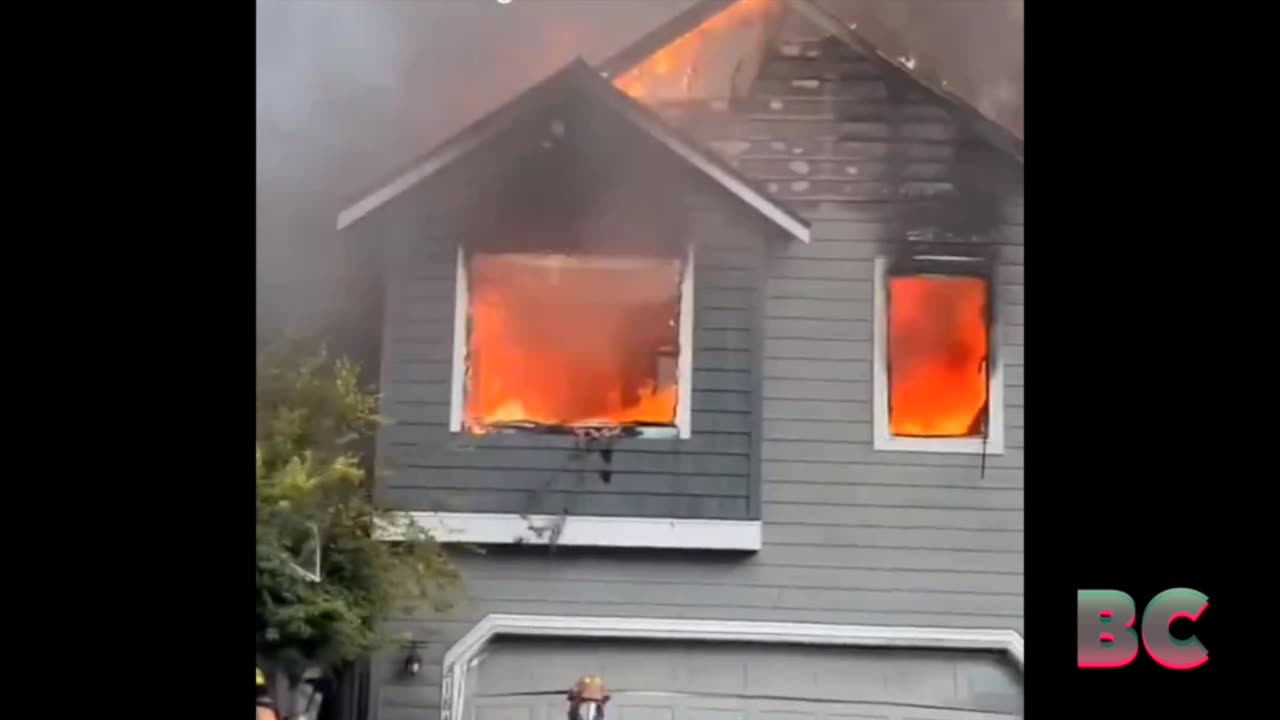 3 dead after small plane crashes into townhomes in Oregon