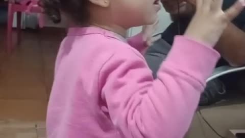 Laurinha cantando três palavrinhas só