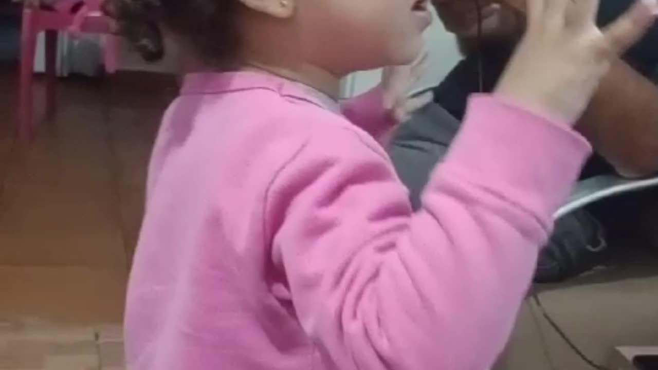 Laurinha cantando três palavrinhas só