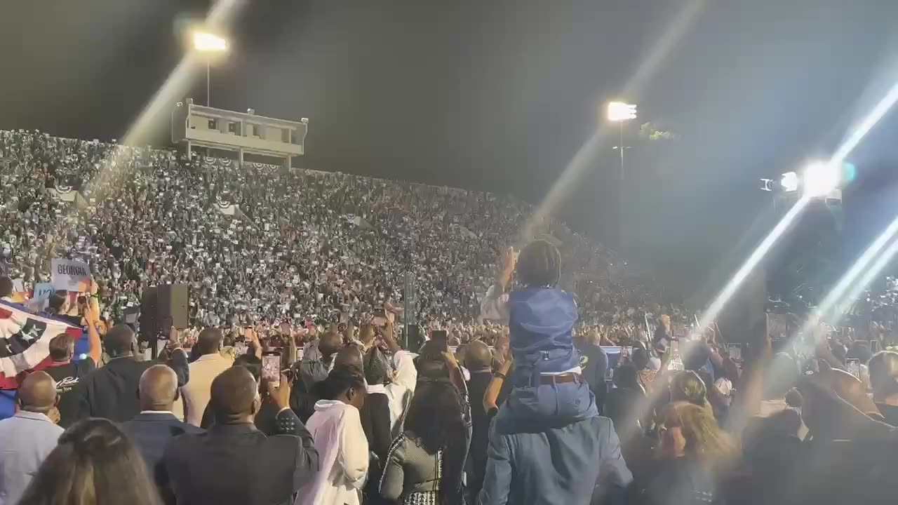 Oh my god that is a MASSIVE crowd for Kamala Harris in Georgia