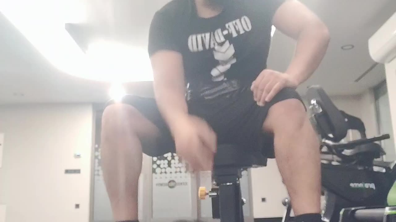 Bicep workout with lightweight