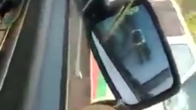 Caravan of migrants throws rocks at immigration officials