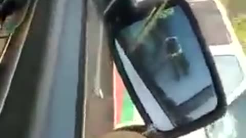 Caravan of migrants throws rocks at immigration officials
