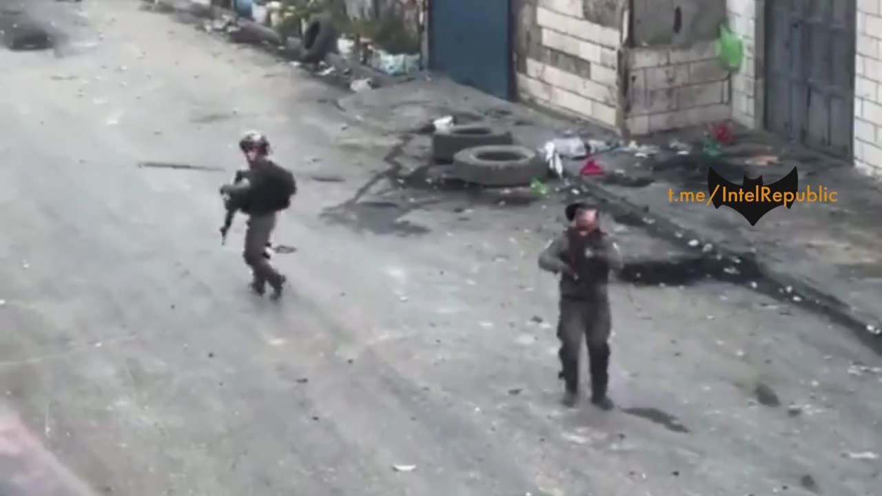 Chaotic scenes as Israeli soldiers attack Palestinian journalists with sound bombs