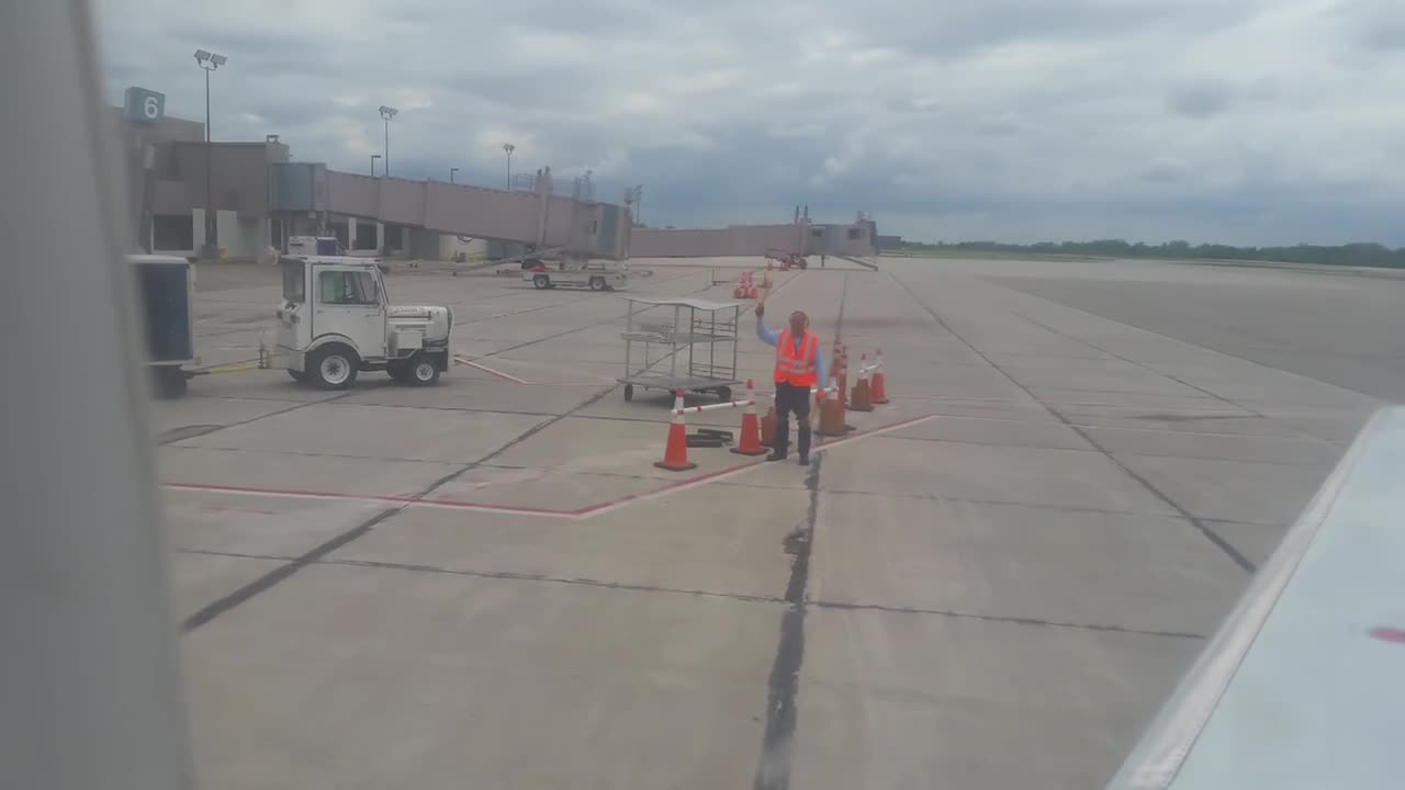 Delta CRJ-200 landing in Lansing, Michigan on May 23, 2017