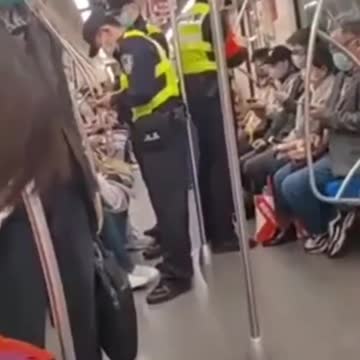 29 listopada 2022 Na linii metra w Szanghaju 8 policja sprawdza telefony pasażerów pod kątem zakaza