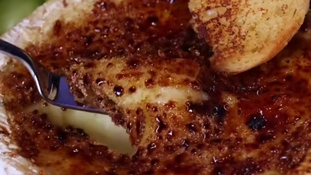 Brie Brûlée #briecheese #briecheeserecipe #briebrulee #FoodTok