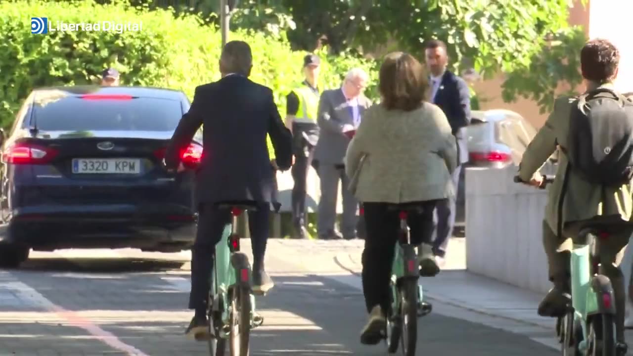 Teresa Ribera: Spain's minister of ecological transition - 100 meters before the meeting point, she gets out of the blue car and takes a bicycle