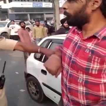 ਨੌਜਵਾਨ ਤੇ Police ਵਿਚਾਲੇ ਝੜਪ, ਜੜਿਆ ਥੱਪੜ !
