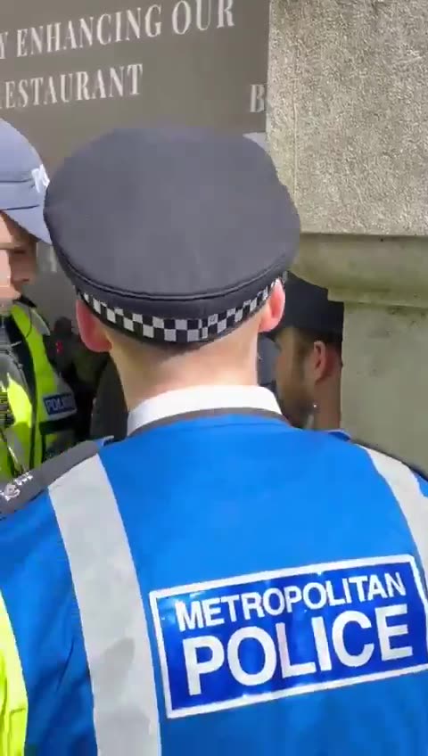 @metpoliceuk arrest anti-Hamas activist @GhorbaniiNiyak , rather than control the violent mob.