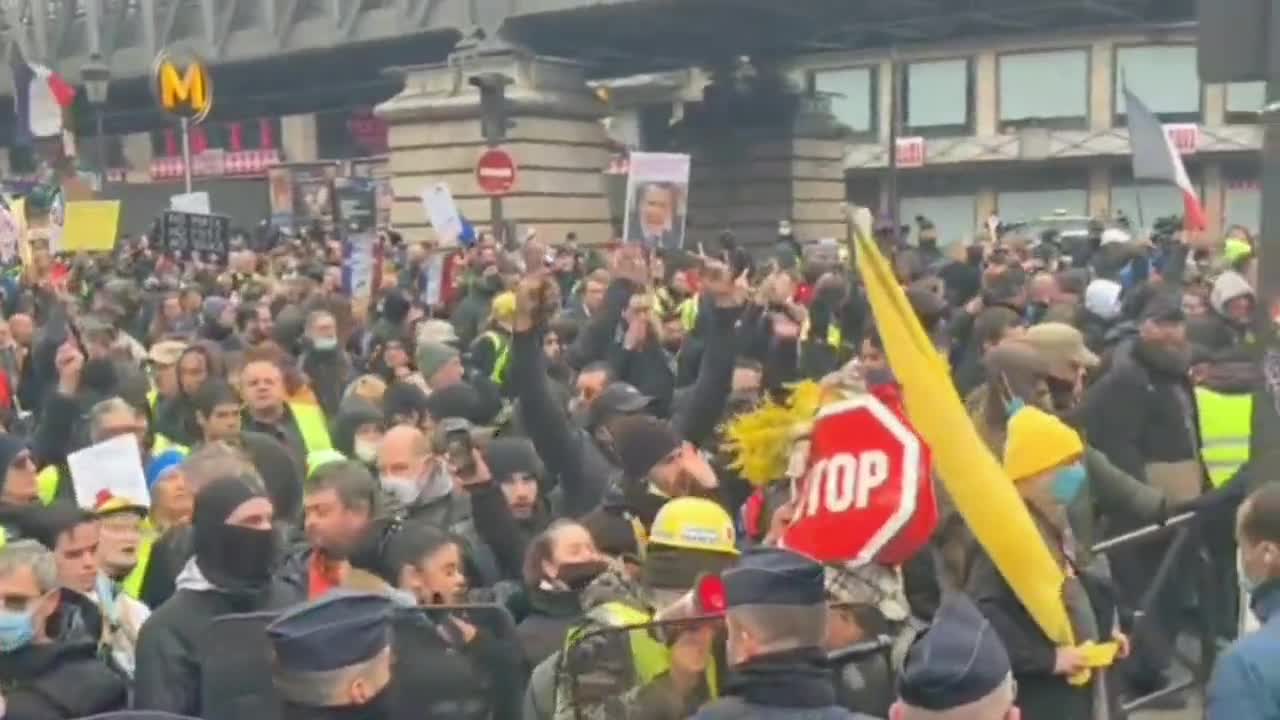 Paris: Human Wave Of Protesters Of Medical Tyranny Push Back Police