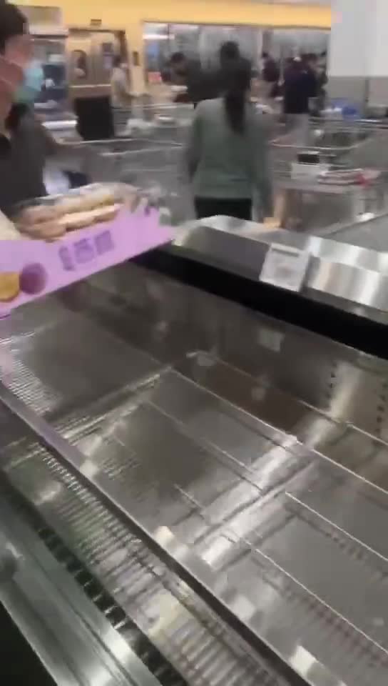 Crowds in supermarkets in Shanghai, China, in anticipation of a new quarantine.